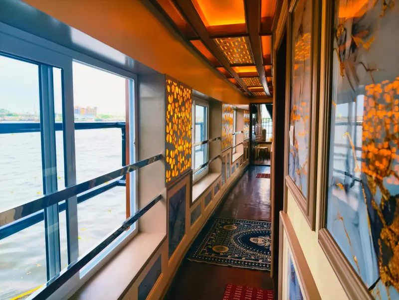 Corridor with picture windows to the water