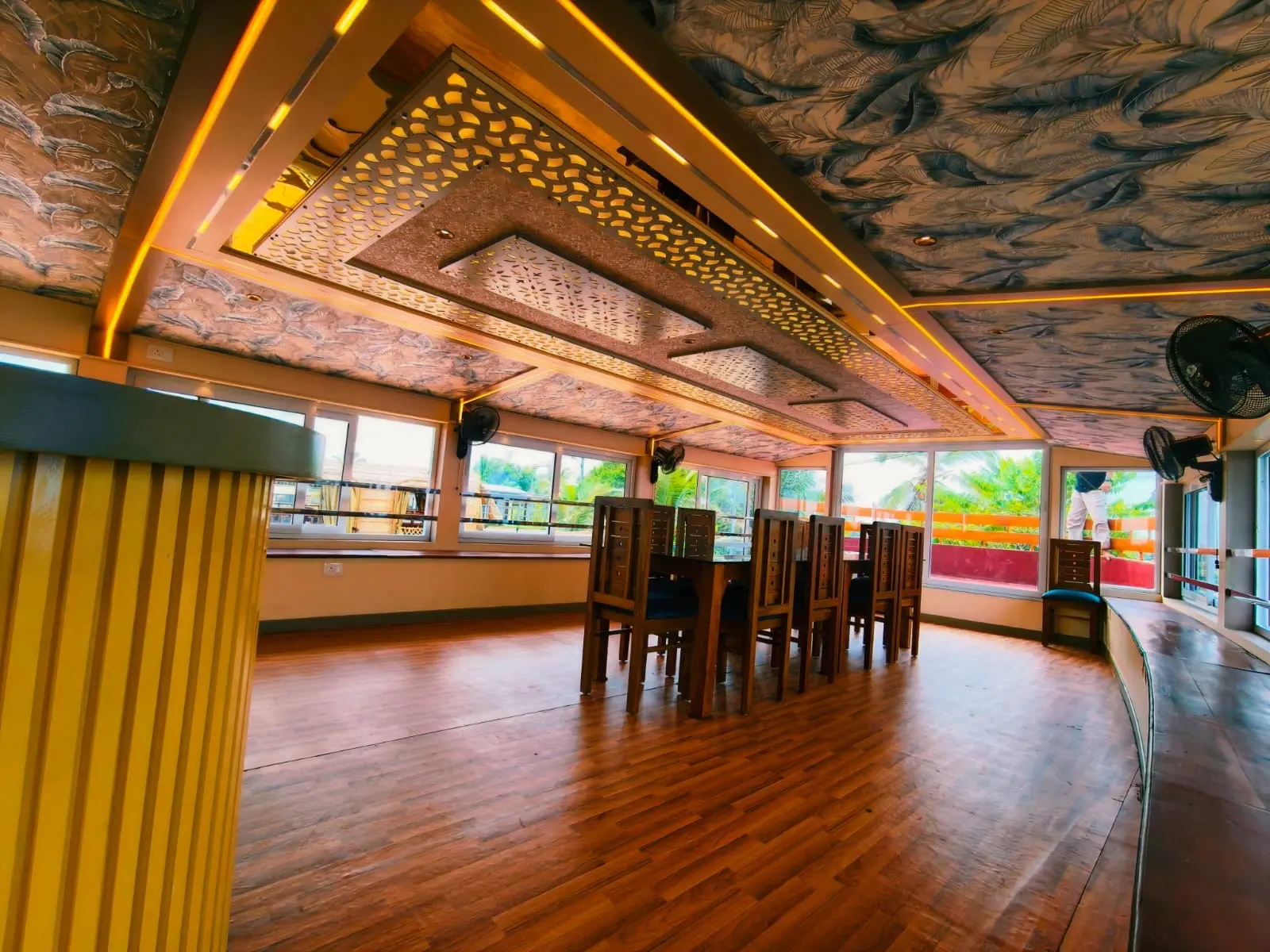 Open-sided upper deck dining hall on an Alleppey day cruise